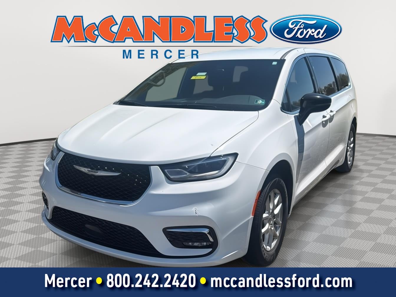 2024 Chrysler Pacifica Touring's photo